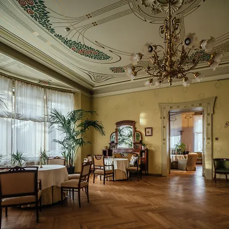 Ammende Restaurant And 5* Parnawa